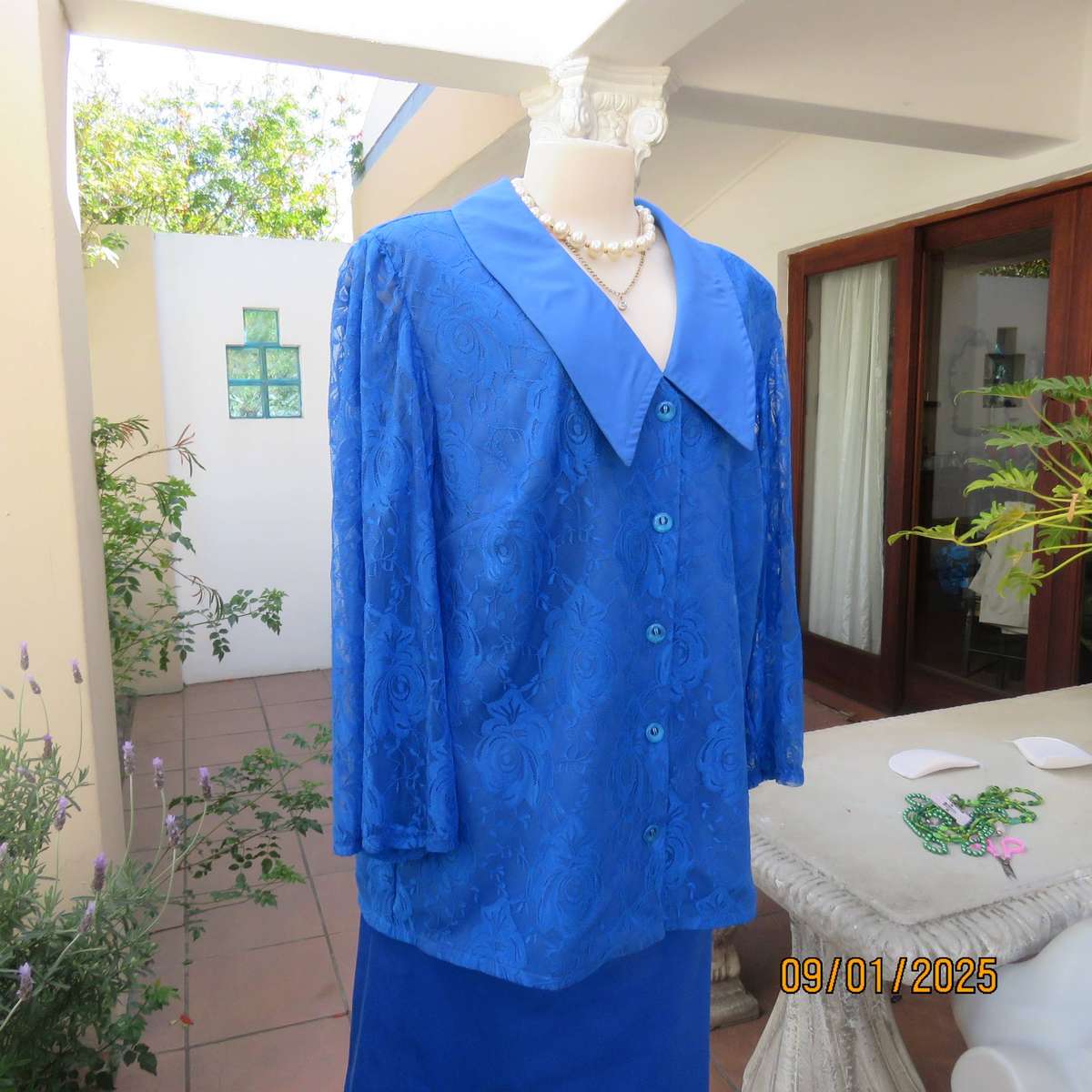 Cobalt blue boutique made acrylic lace lined long sleeve jacket Size large 40
