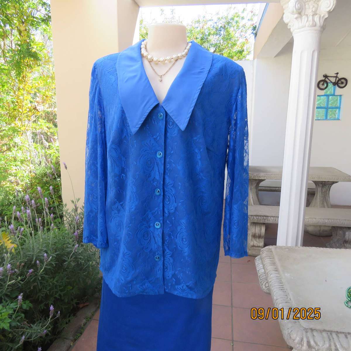 Cobalt blue boutique made acrylic lace lined long sleeve jacket Size large 40