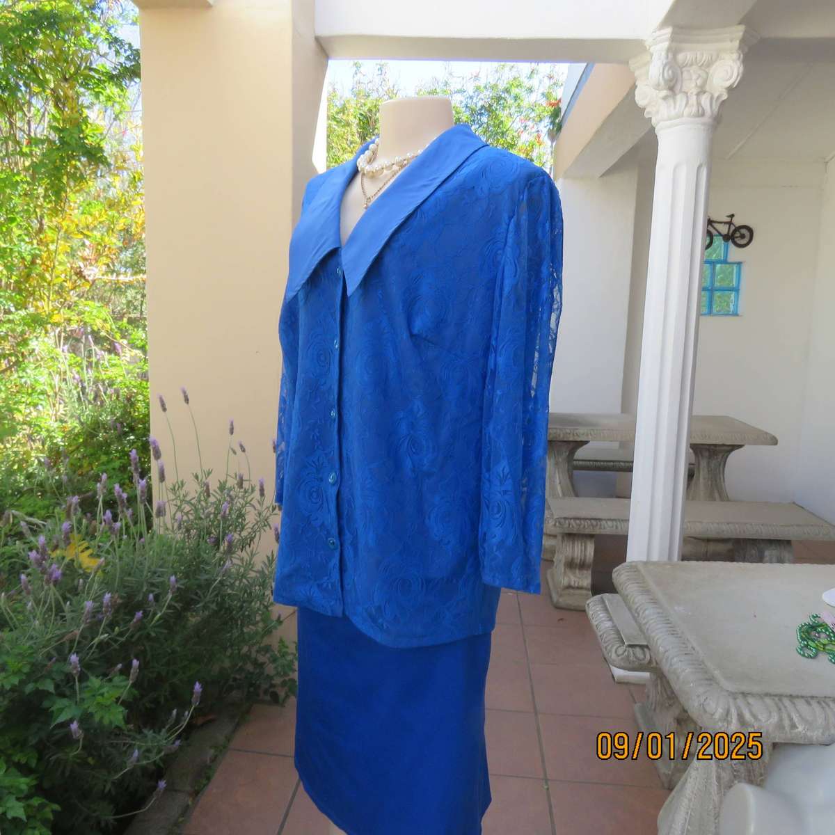 Cobalt blue boutique made acrylic lace lined long sleeve jacket Size large 40