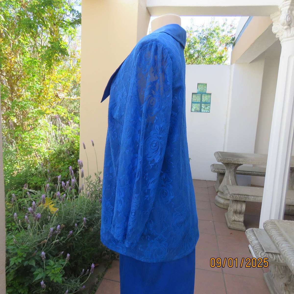 Cobalt blue boutique made acrylic lace lined long sleeve jacket Size large 40