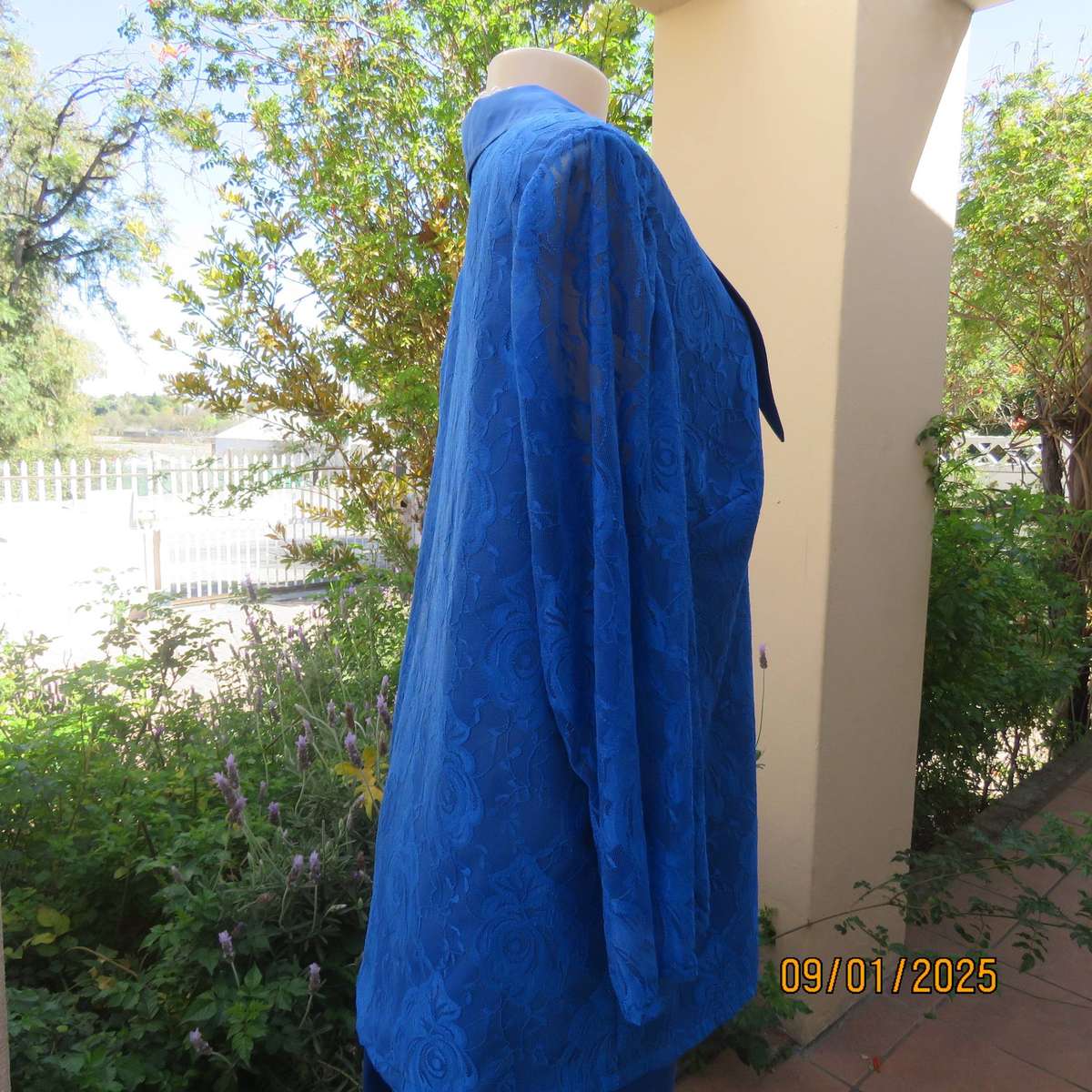 Cobalt blue boutique made acrylic lace lined long sleeve jacket Size large 40