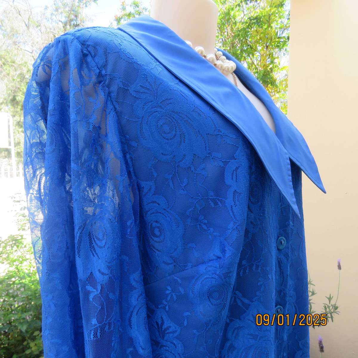 Cobalt blue boutique made acrylic lace lined long sleeve jacket Size large 40