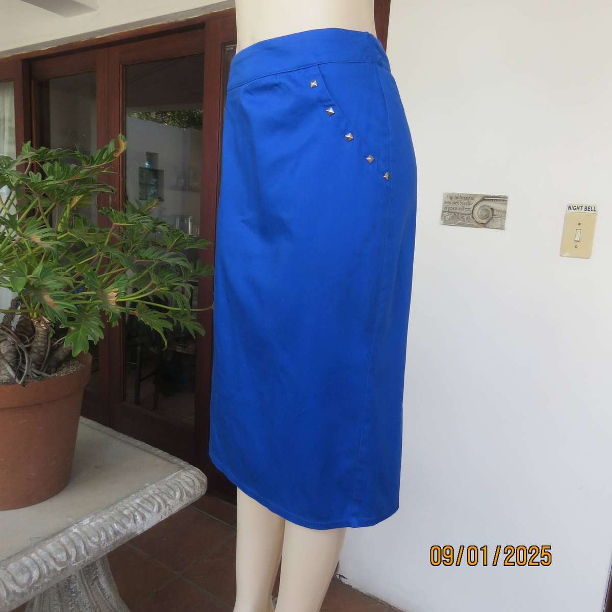 Cobalt blue pencil calf length skirt in stretch polycotton. Back zip. Size 44