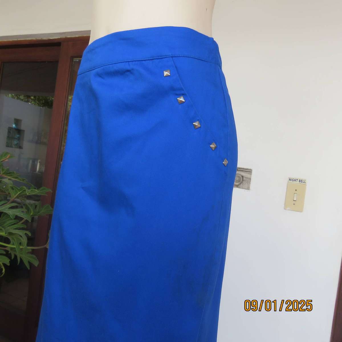 Cobalt blue pencil calf length skirt in stretch polycotton. Back zip. Size 44