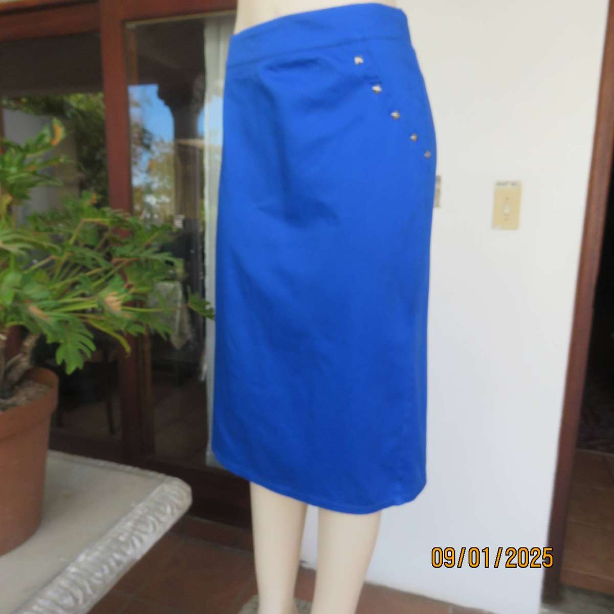 Cobalt blue pencil calf length skirt in stretch polycotton. Back zip. Size 44