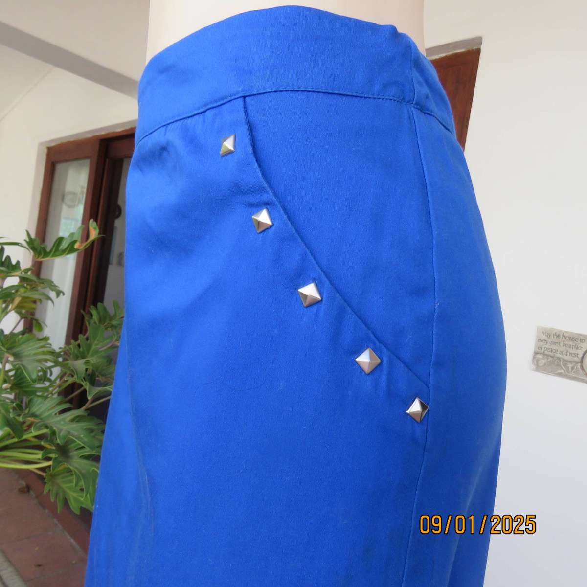 Cobalt blue pencil calf length skirt in stretch polycotton. Back zip. Size 44