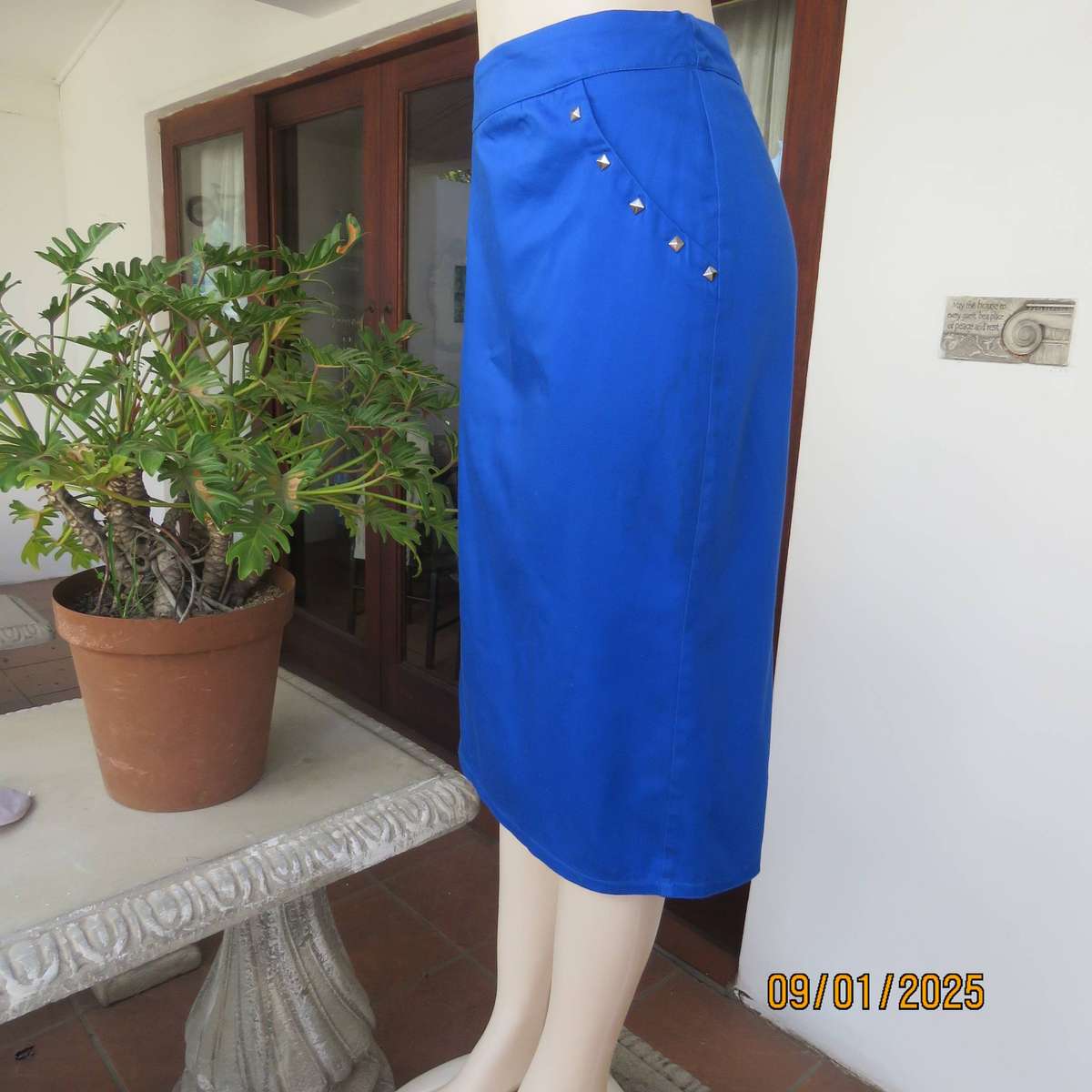 Cobalt blue pencil calf length skirt in stretch polycotton. Back zip. Size 44