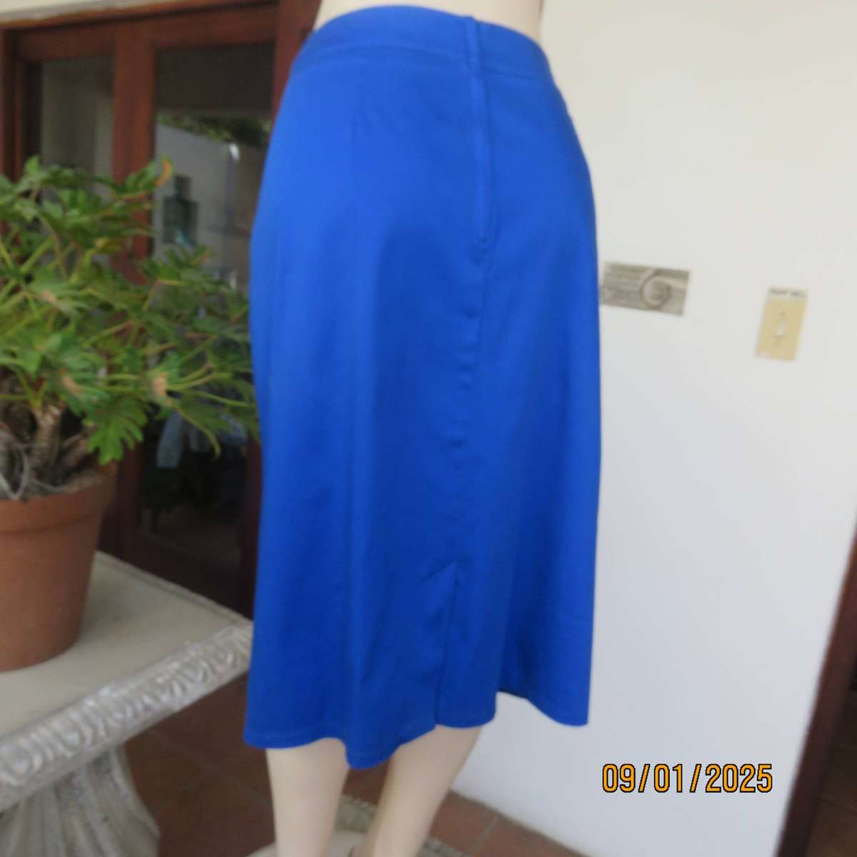 Cobalt blue pencil calf length skirt in stretch polycotton. Back zip. Size 44