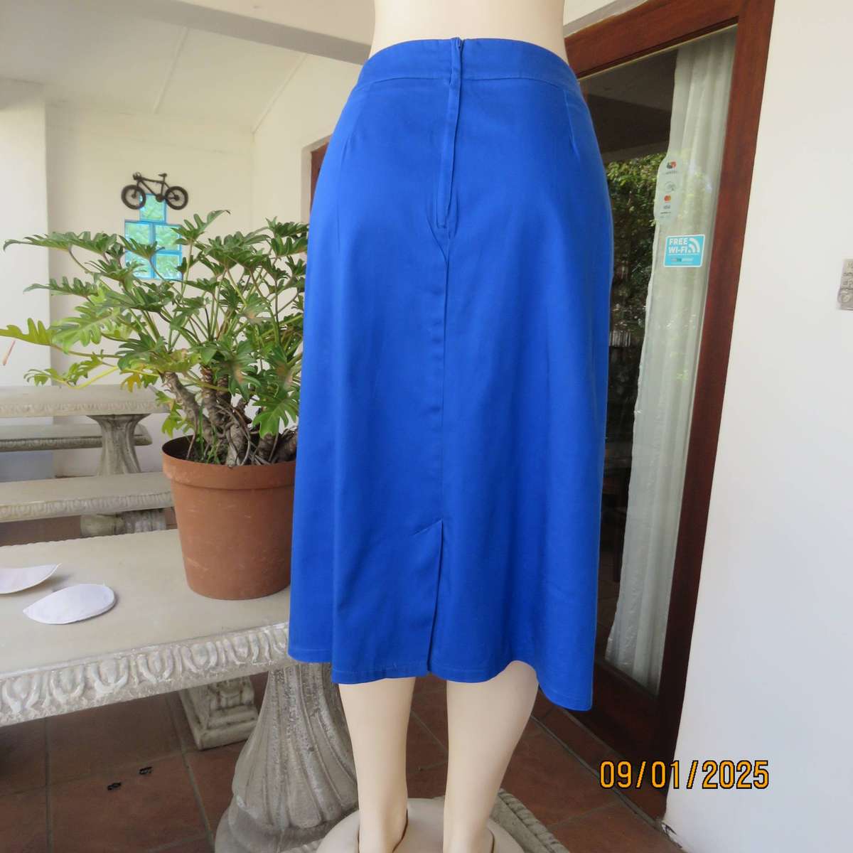 Cobalt blue pencil calf length skirt in stretch polycotton. Back zip. Size 44