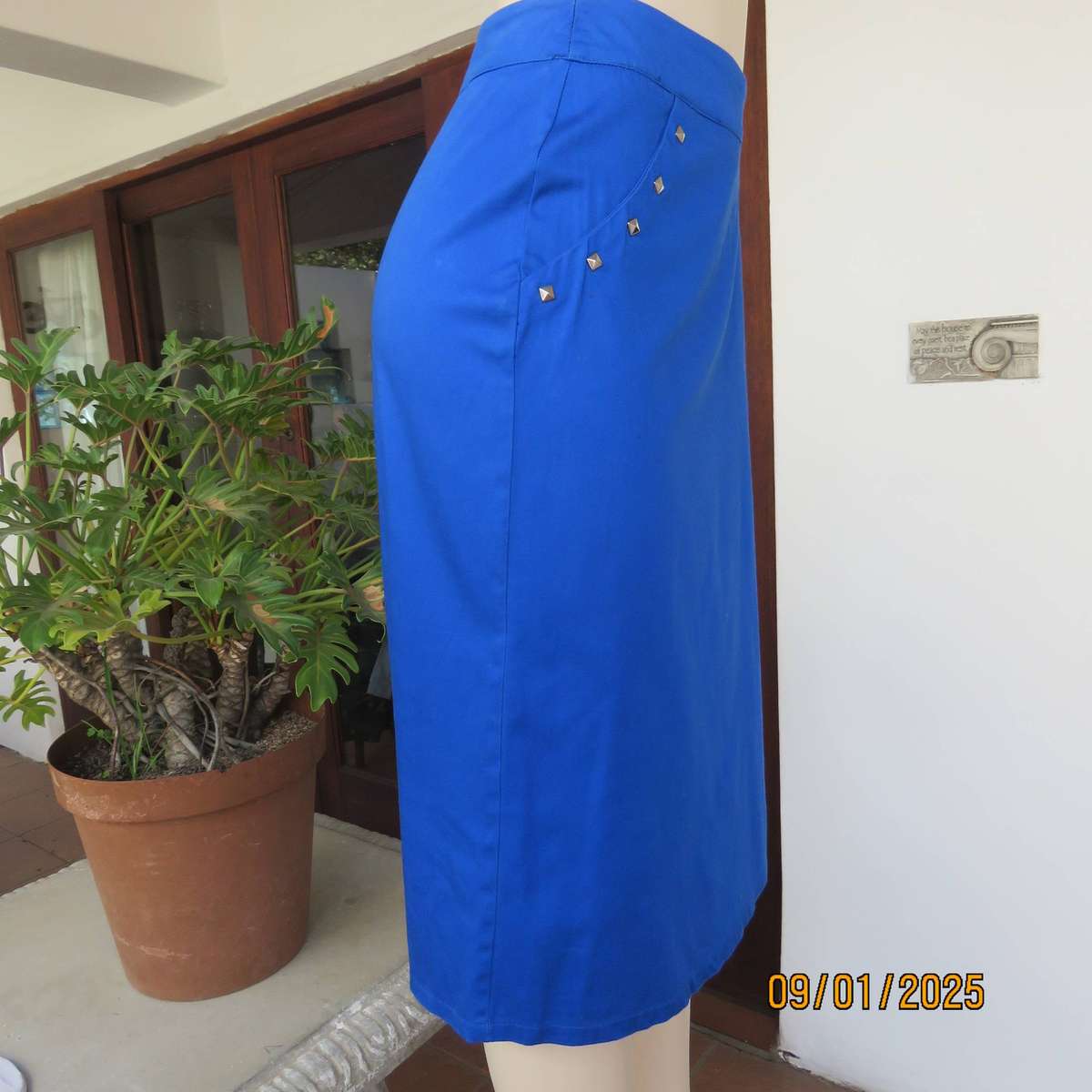 Cobalt blue pencil calf length skirt in stretch polycotton. Back zip. Size 44