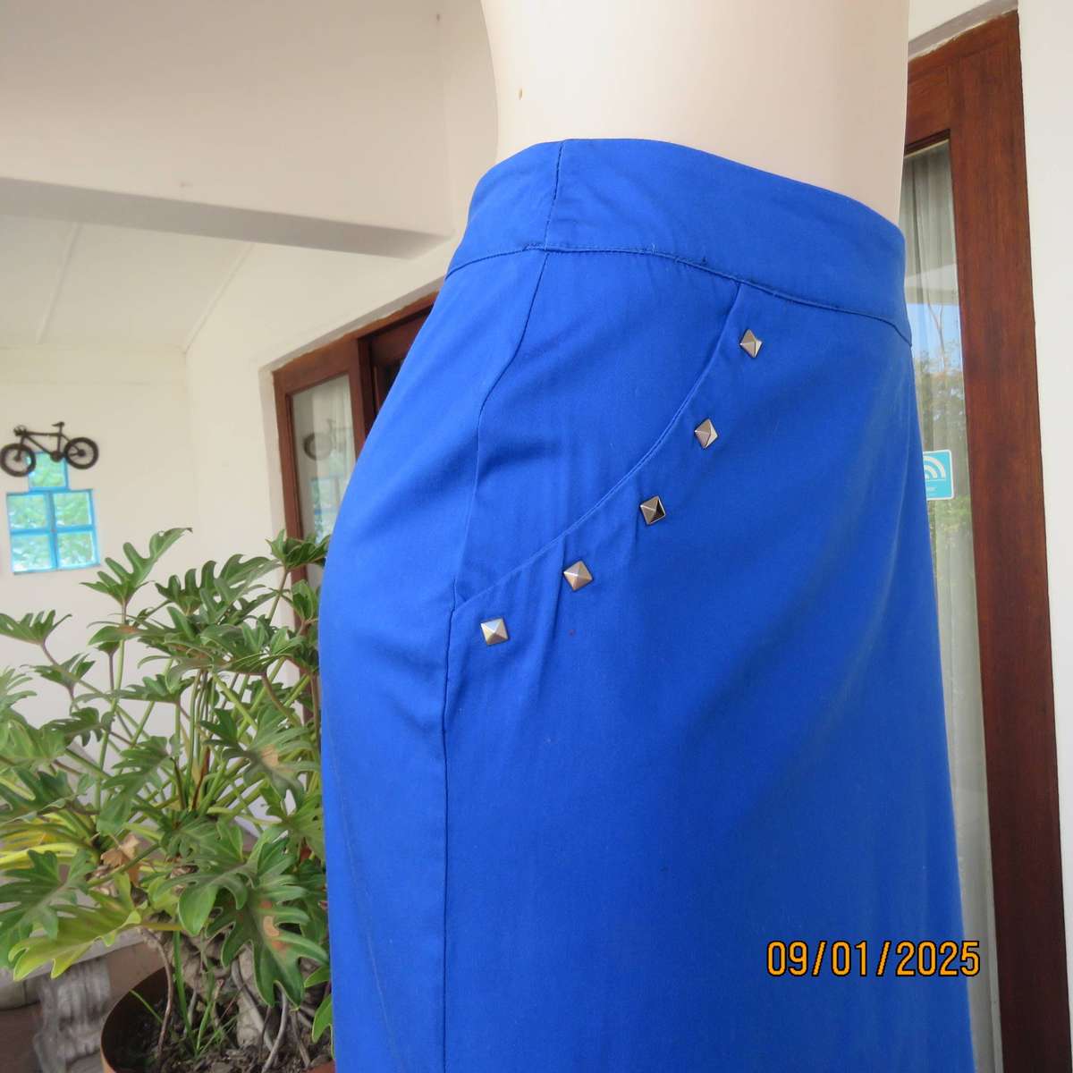 Cobalt blue pencil calf length skirt in stretch polycotton. Back zip. Size 44