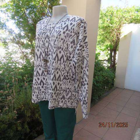 White and grey graphic print stretch polyester knit slip over long sleeve top size 44