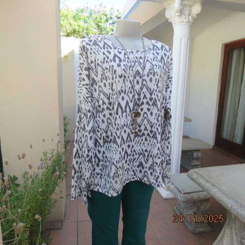 White and grey graphic print stretch polyester knit slip over long sleeve top size 44
