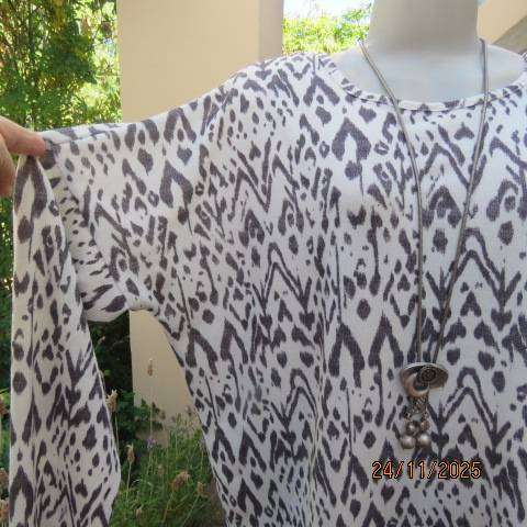 White and grey graphic print stretch polyester knit slip over long sleeve top size 44