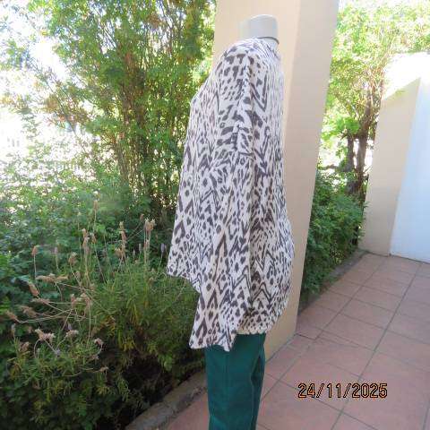 White and grey graphic print stretch polyester knit slip over long sleeve top size 44