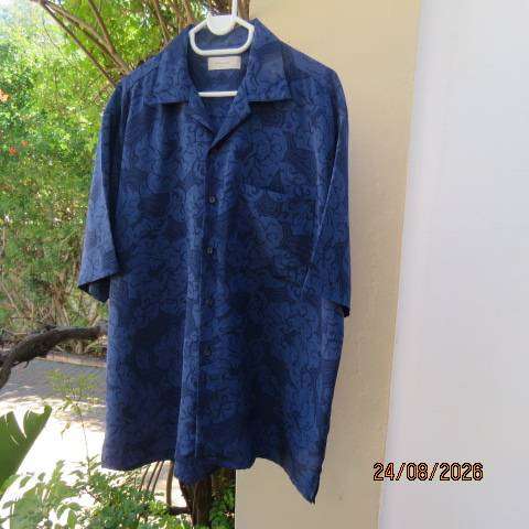 WOOLWORTHS men's short sleeve blue printed polyester casual shirt with side slits size large