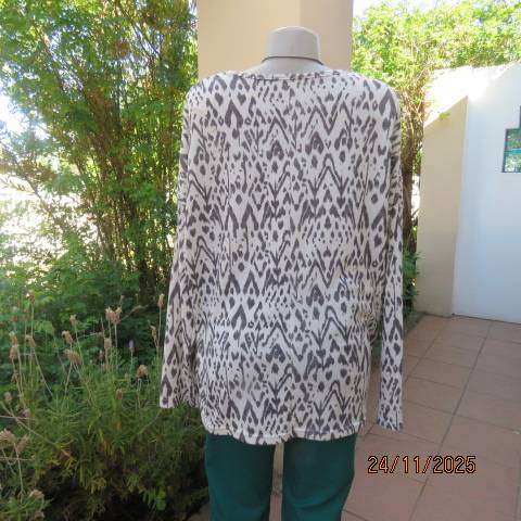 White and grey graphic print stretch polyester knit slip over long sleeve top size 44