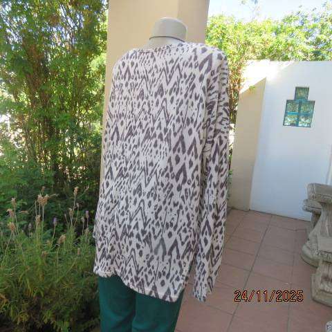 White and grey graphic print stretch polyester knit slip over long sleeve top size 44