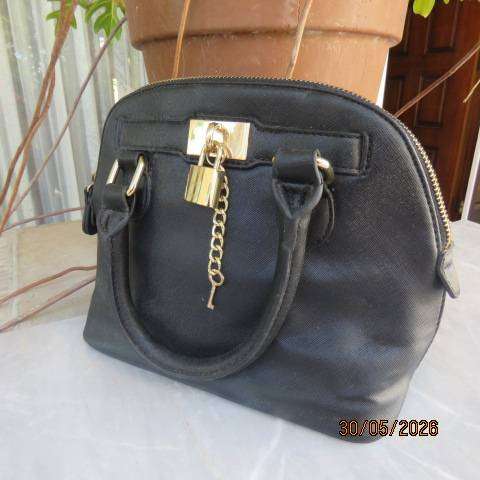 ALDO black hand-sling bag with zip-up closure and gilded lock and key. Never used