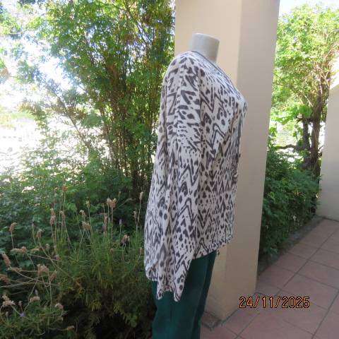 White and grey graphic print stretch polyester knit slip over long sleeve top size 44