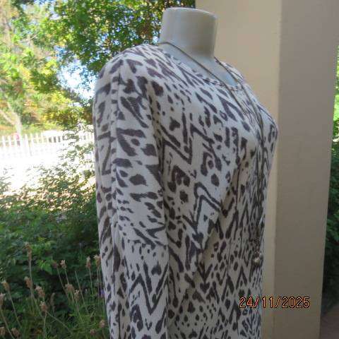 White and grey graphic print stretch polyester knit slip over long sleeve top size 44