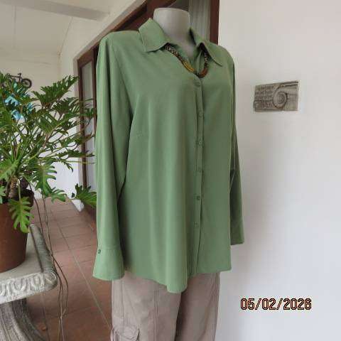 WOOLWORTHS kelly green long sleeve button down top with open collar. Size 42