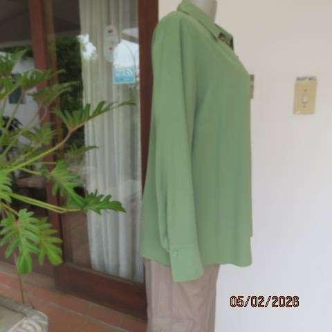 WOOLWORTHS kelly green long sleeve button down top with open collar. Size 42
