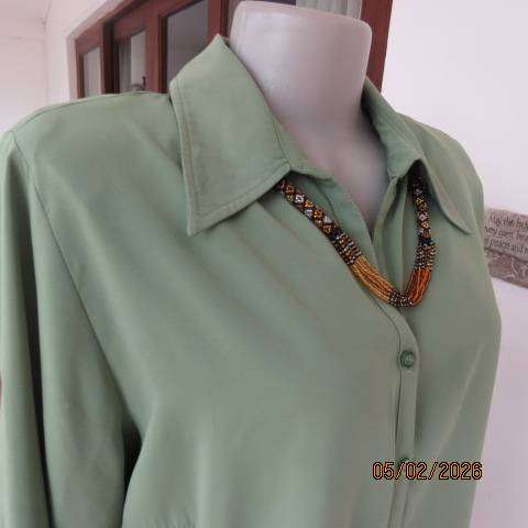 WOOLWORTHS kelly green long sleeve button down top with open collar. Size 42