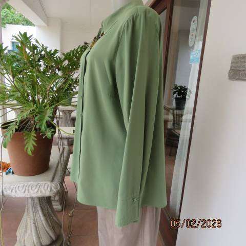 WOOLWORTHS kelly green long sleeve button down top with open collar. Size 42
