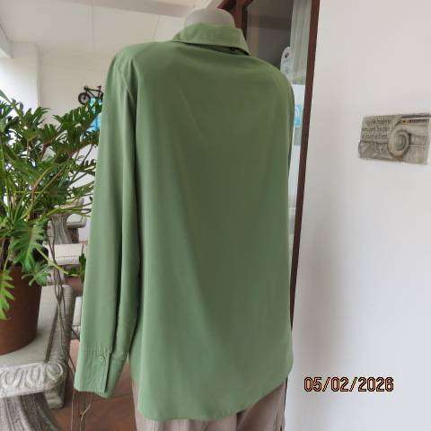 WOOLWORTHS kelly green long sleeve button down top with open collar. Size 42
