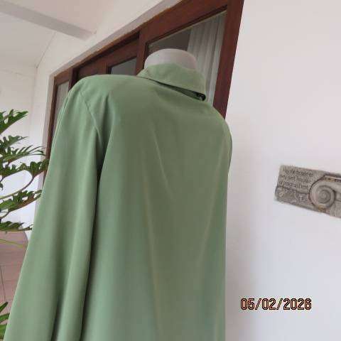 WOOLWORTHS kelly green long sleeve button down top with open collar. Size 42
