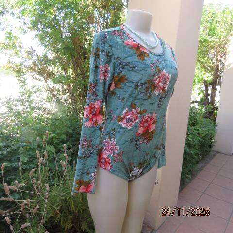 Light turquoise stretch polyester velvet bodyshirt with crimson-rust flowers. Size 35