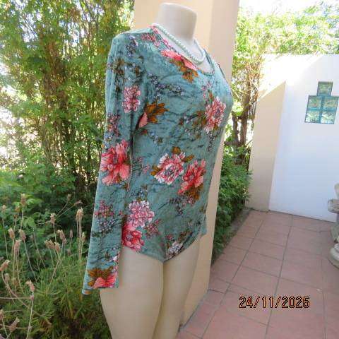 Light turquoise stretch polyester velvet bodyshirt with crimson-rust flowers. Size 35