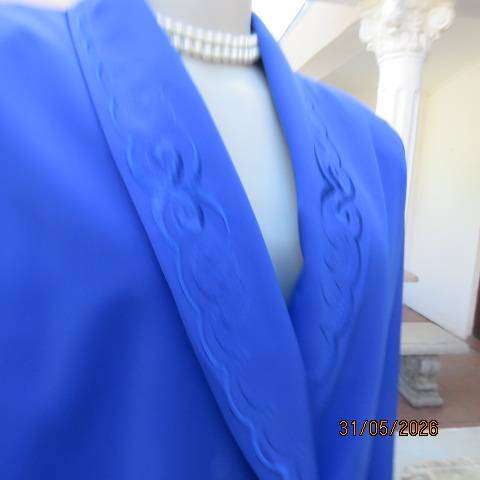 SOFT BLOUSE Royal blue Jacket-top with embroidered collar and 2-button closure. Size 40-42