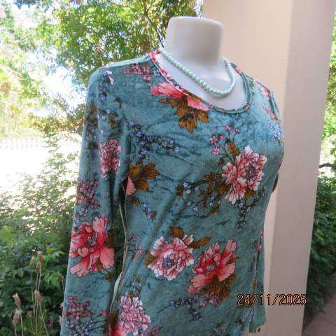 Light turquoise stretch polyester velvet bodyshirt with crimson-rust flowers. Size 35