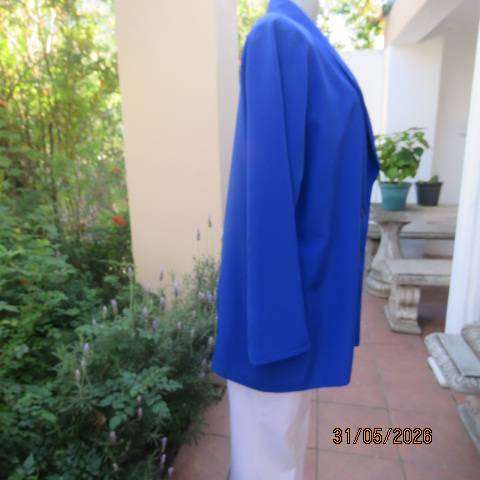 SOFT BLOUSE Royal blue Jacket-top with embroidered collar and 2-button closure. Size 40-42