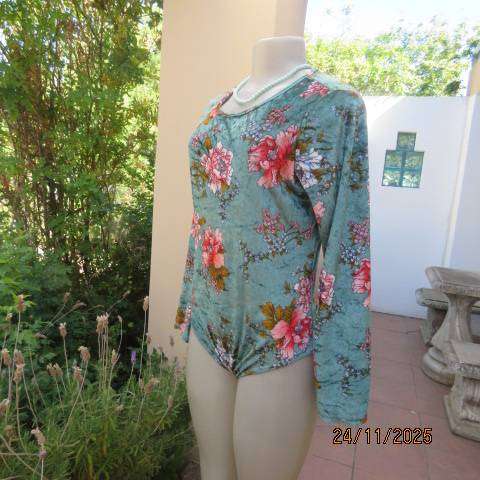 Light turquoise stretch polyester velvet bodyshirt with crimson-rust flowers. Size 35