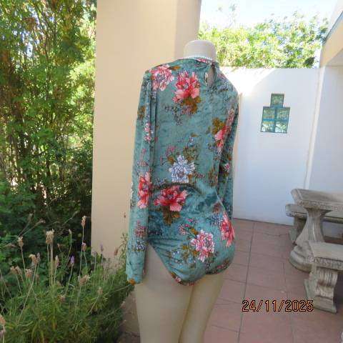 Light turquoise stretch polyester velvet bodyshirt with crimson-rust flowers. Size 35