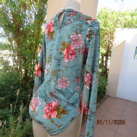 Light turquoise stretch polyester velvet bodyshirt with crimson-rust flowers. Size 35