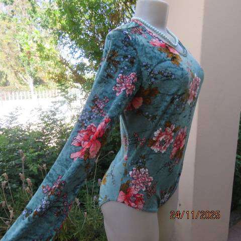 Light turquoise stretch polyester velvet bodyshirt with crimson-rust flowers. Size 35