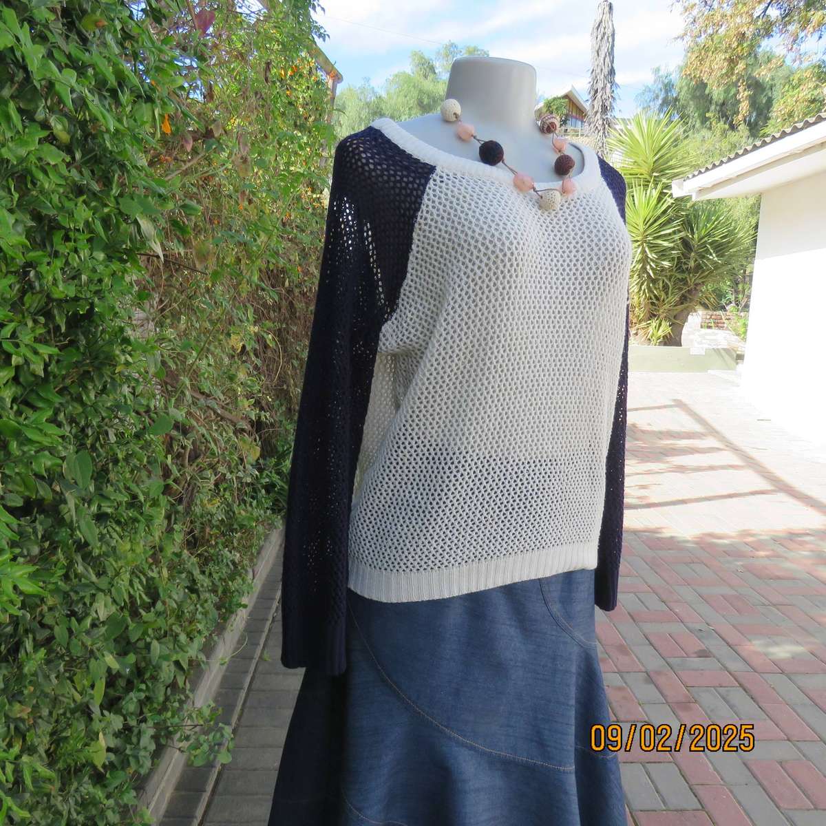 Cream acrylic knit slip over top with long navy raglan sleeves size 40