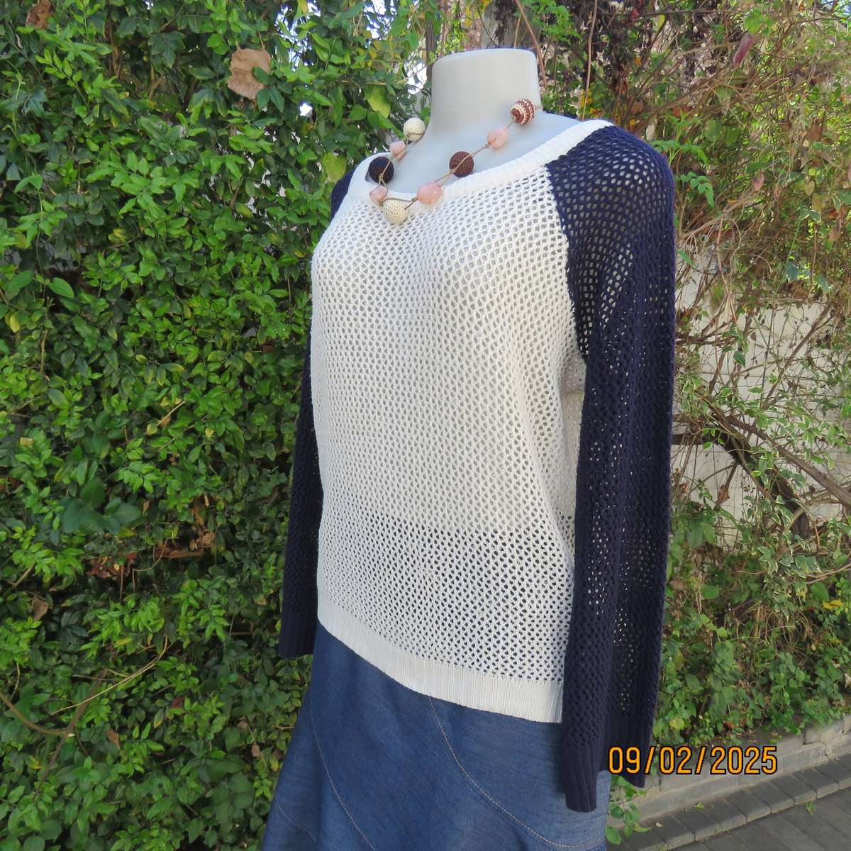 Cream acrylic knit slip over top with long navy raglan sleeves size 40