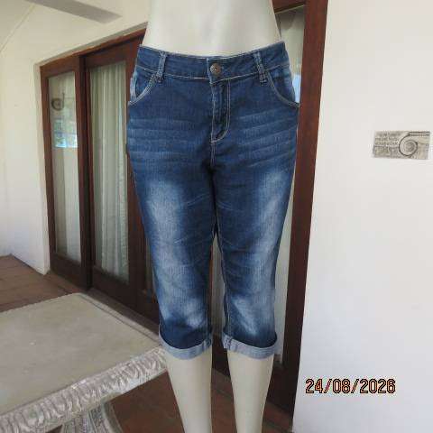 Blue denim cropped jeans for women, polycotton stretch, size 38-40 Unique look