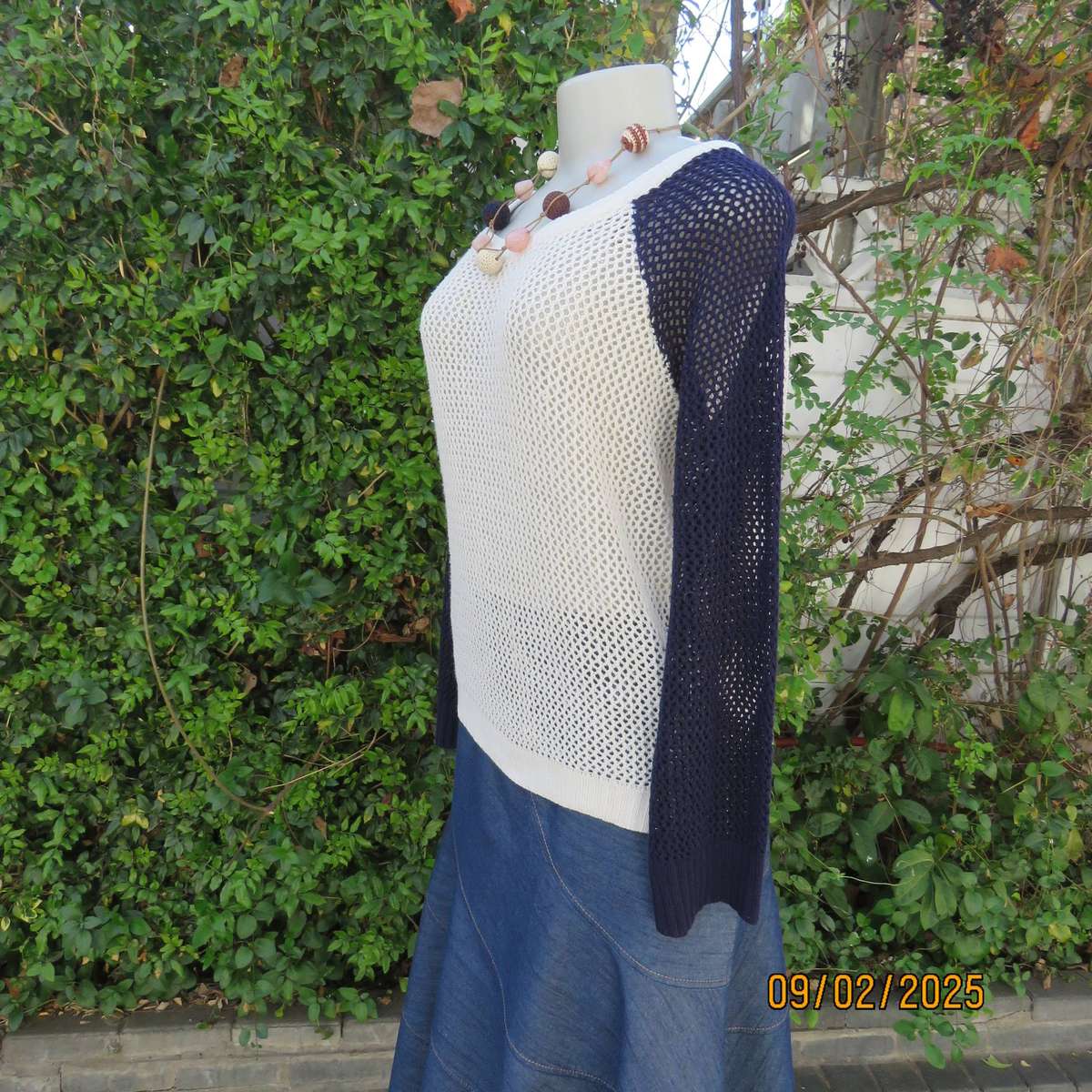 Cream acrylic knit slip over top with long navy raglan sleeves size 40