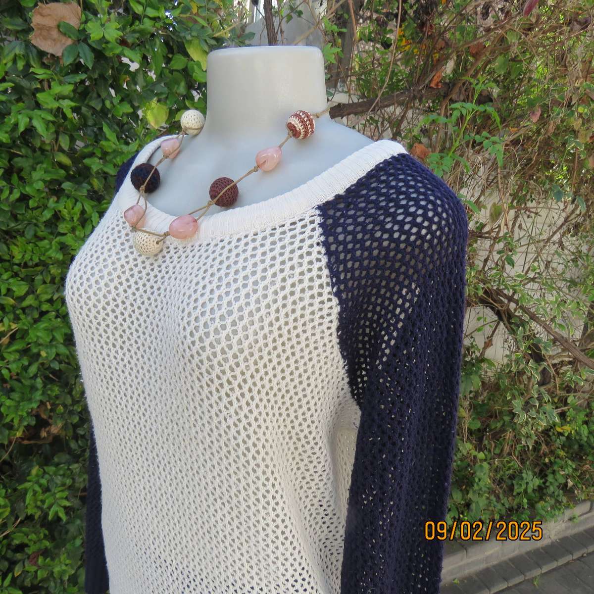 Cream acrylic knit slip over top with long navy raglan sleeves size 40