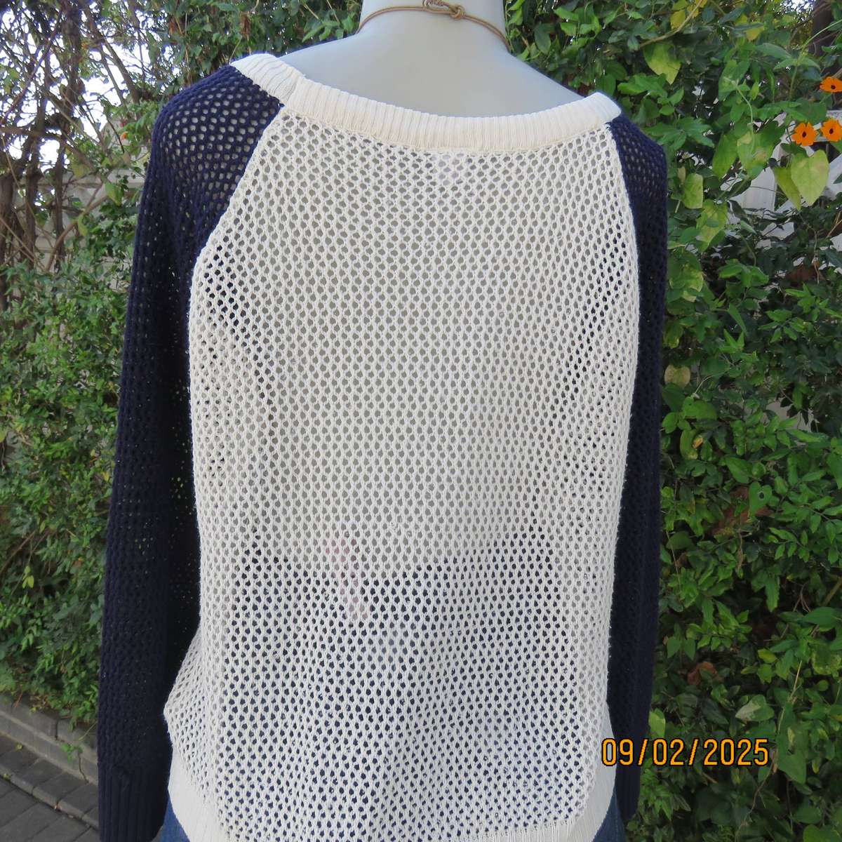 Cream acrylic knit slip over top with long navy raglan sleeves size 40