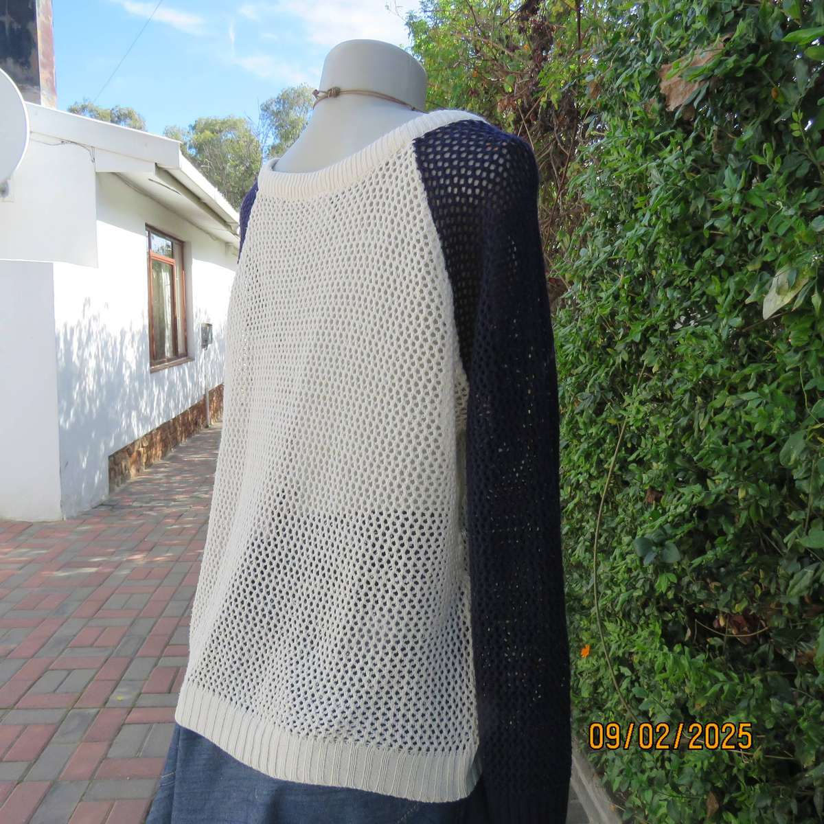 Cream acrylic knit slip over top with long navy raglan sleeves size 40