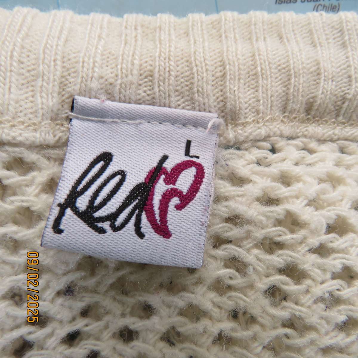 Cream acrylic knit slip over top with long navy raglan sleeves size 40