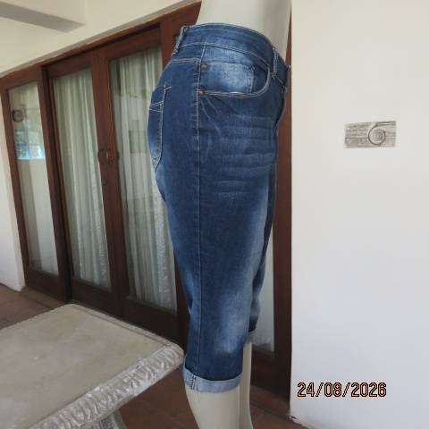 Blue denim cropped jeans for women, polycotton stretch, size 38-40 Unique look