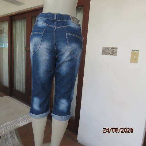 Blue denim cropped jeans for women, polycotton stretch, size 38-40 Unique look
